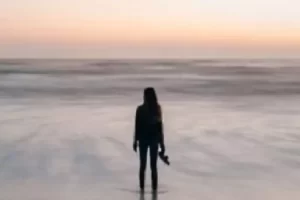 Mulher na praia - Bem-Aventuranças