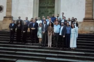 Registro das autoridades após cerimônia de assinatura de convênios que marcam a retomada de percurso das restaurações de monumentos históricos em Mariana