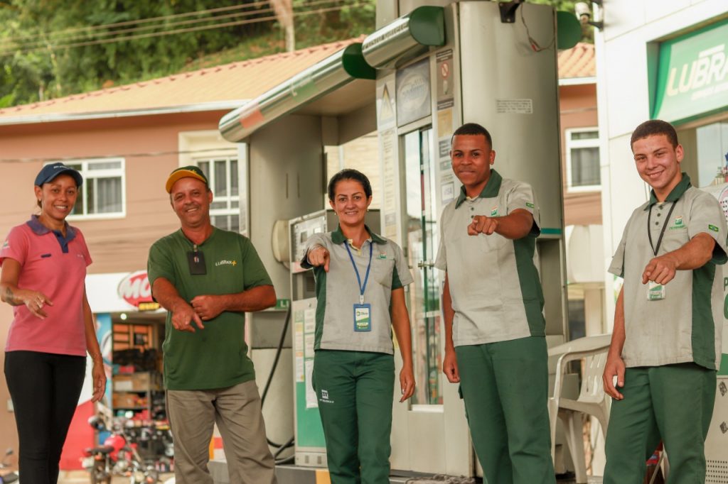 Frentistas no posto de gasolina