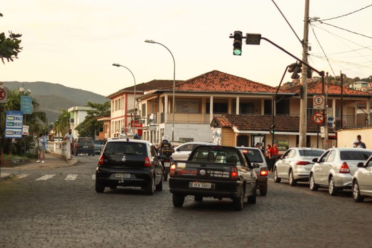 Trânsito de carros no centro já é próximo aos de dias normais - Foto: Lui Pereira/Agência Primaz
