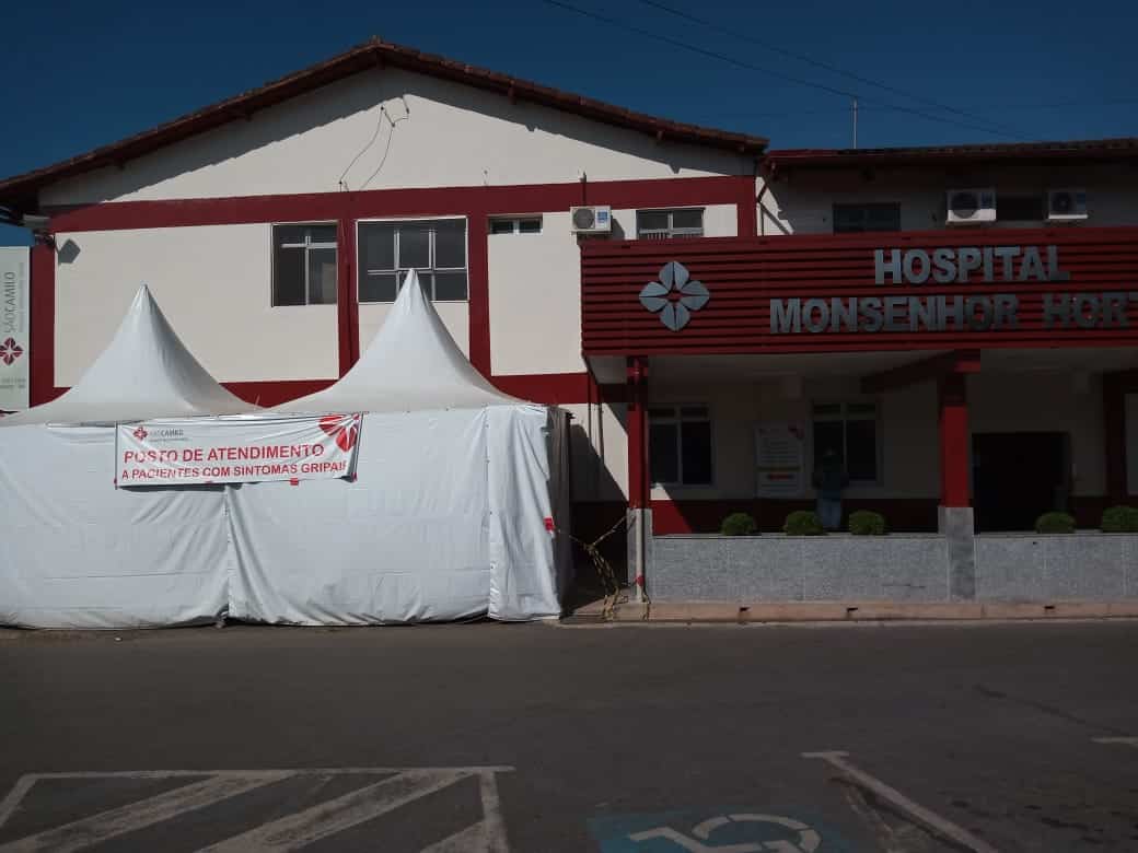 Tenda montada fora do hospital para atender pacientes com sintomas gripais - Foto: Marcelo Sena/Agência Primaz