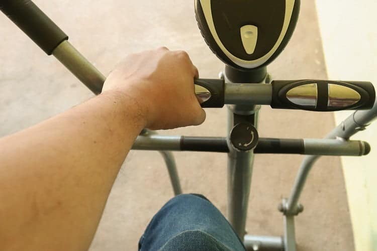 Atletas têm que se adaptar para treinar em casa