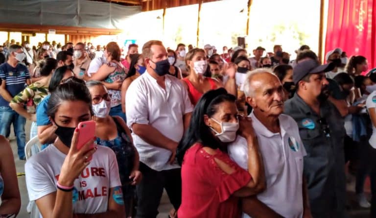 Mesmo com disponibilização de álcool gel, evento gerou aglomeração no centro de Mariana. Foto: Marcelo Sena/Agência Primaz