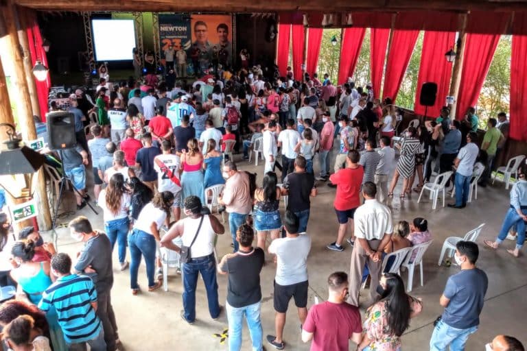 Mesmo com disponibilização de álcool gel, evento gerou aglomeração no centro de Mariana. Foto: Marcelo Sena/Agência Primaz