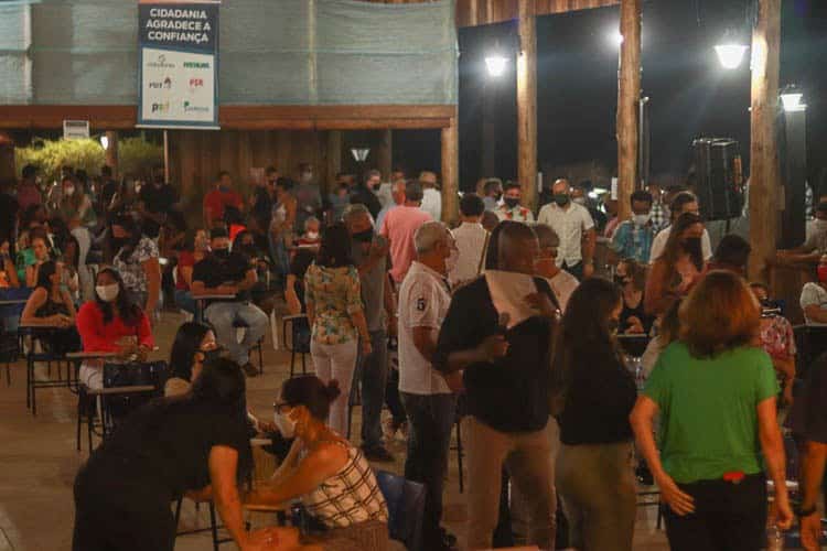 Mesmo com cadeiras demarcadas, distanciamento social recomendado não foi cumprido, além de muitas máscaras no queixo. Foto: Lui Pereira/Agência Primaz