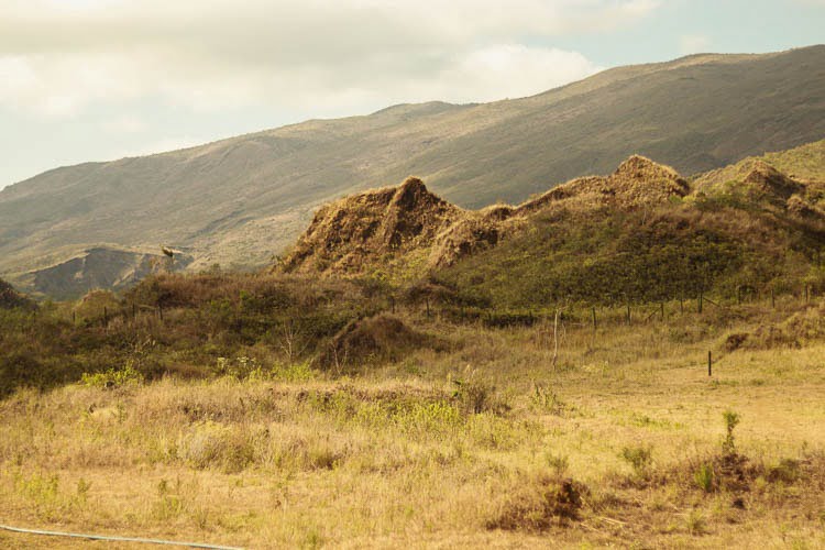 Cortes nos morros são resquícios de atividade de mineração do século XVIII na região. Foto: Lui Pereira/Agência Primaz