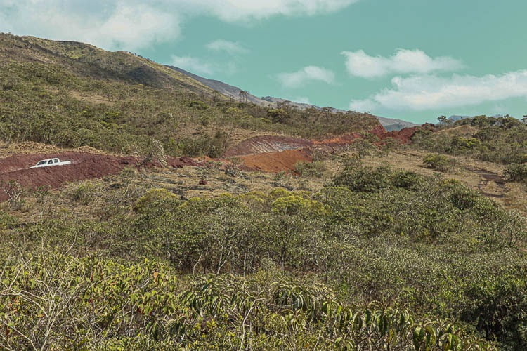 Estrada rasga paisagem nativa da serra de Antônio Pereira. Foto: Lui Pereira/Agência Primaz
