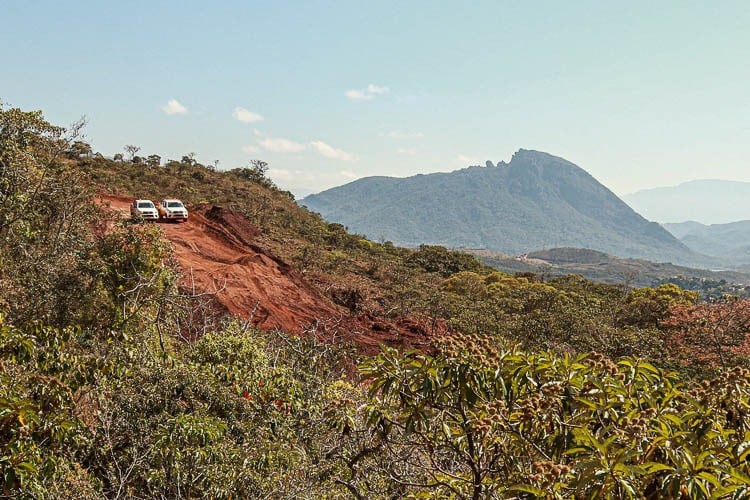 Vale avança com estrada sobre área de captação de água de Antônio Pereira e limita acesso de moradores a trilhas e cursos d'água. Foto: Lui Pereira/Agência Primaz.