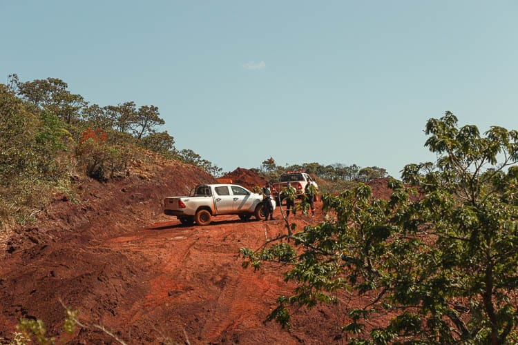 Seguranças da Vale marcam território e impedem comunidade de acessar áreas por onde está passando a estrada. Foto: Lui Pereira/Agência Primaz