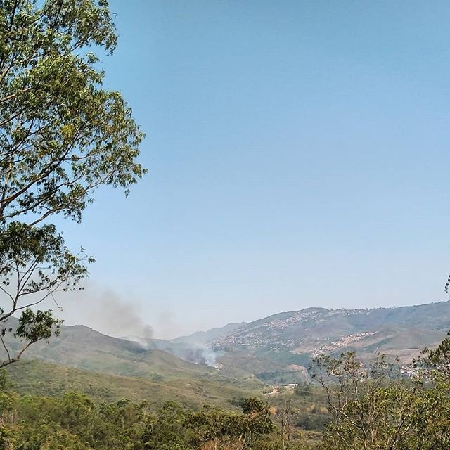 Fogo entre Mariana e Ouro Preto - Foto: Marcelo Sena/Agência Primaz