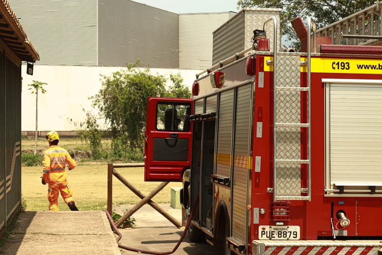 Bombeiros chegaram rapidamente para controlar as chamas no loteamento Dandara - Foto: Lui Pereira/Agência Primaz