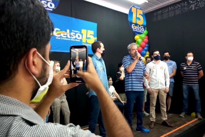 Em discurso, Celso Cota pede ajuda a apoiadores com a campanha nas redes sociais. Foto Marcelo Sena/Agência Primaz
