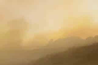 O Pico do Itacolomi ficou oculto por trás da fumaça - Foto: Carmem Guimarães