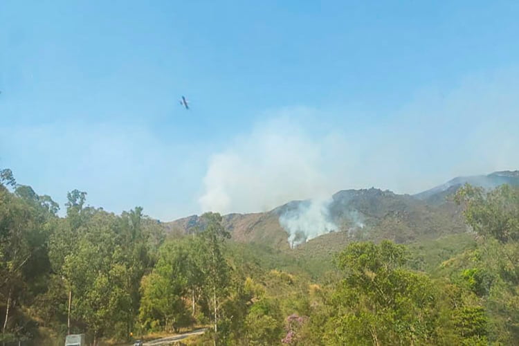 Aviões foram utilizados para o combate às chamas no Itacolomi - Foto: Carmem Guimarães