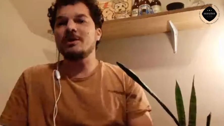 O jornalista Marcelo Sena atuou nos intervalos do debate, interagindo com a audiência