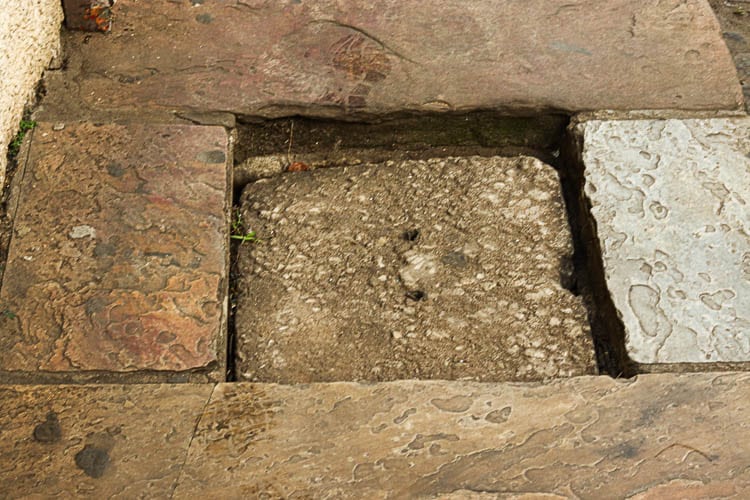 Uma das diversas irregularidades nas calçadas de Mariana - Foto: Lui Pereira/Agência Primaz