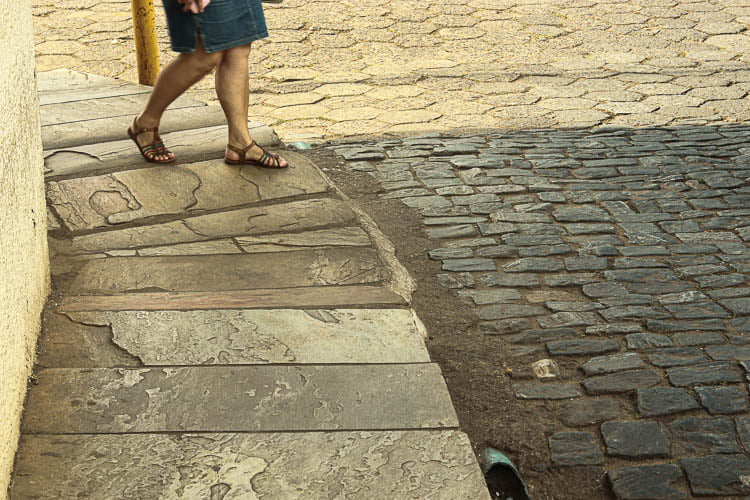 Rampa em passagem de pedestre  na Rua Frei Durão - Foto: Lui Pereira/Agência Primaz