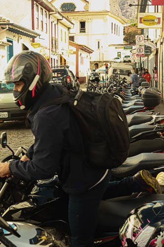 Estacionamento de motos na Rua Padre Gonçalves Lopes - Foto: Lui Pereira/Agência Primaz