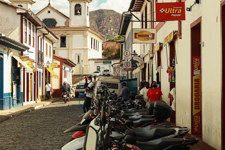 Estacionamento de motos na Rua Padre Gonçalves Lopes - Foto: Lui Pereira/Agência Primaz