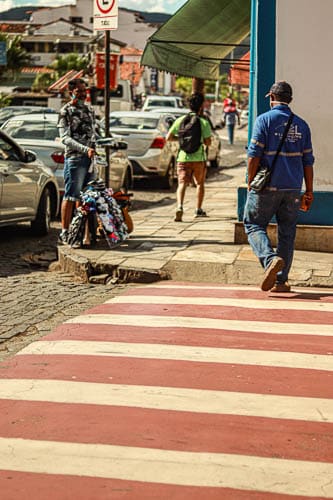 Faixa de pedestres e estacionamento de veículos no cruzamento da Av. Salvador Furtado e Rua Padre Gonçalves Lopes - Foto: Lui Pereira/Agência Primaz