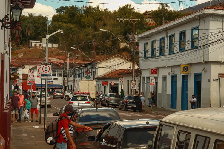 Estacionamento de veículos na Av. Salvador Furtado - Foto: Lui Pereira/Agência Primaz