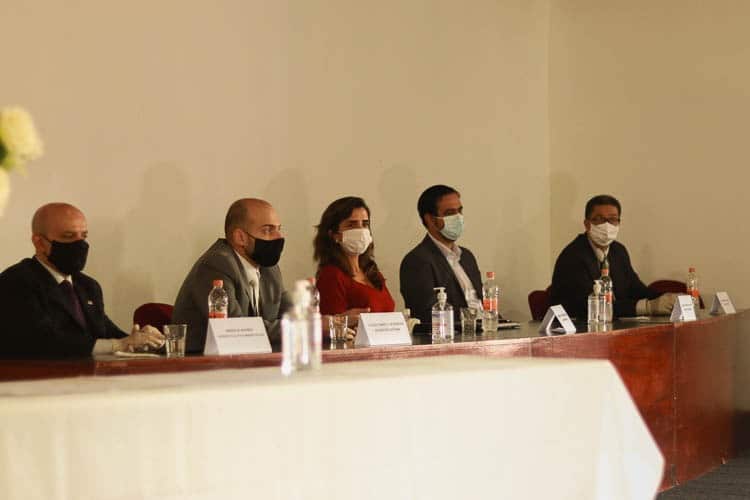 Por causa da pandemia, não foi permitido que os diplomados cumprimentassem a mesa. Foto: Lui Pereira/Agência Primaz