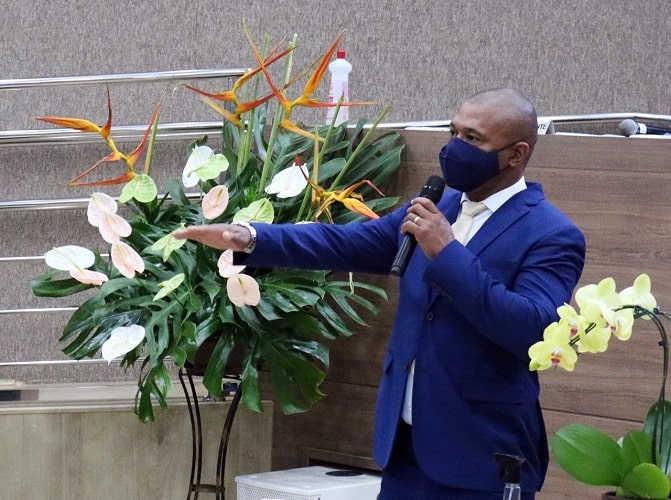 Coube a Igor Júnior (Nego Liso), como vereador com mais votos, pronunciar o Termo de Posse – Foto: Gilson Fernandes/Agência Primaz