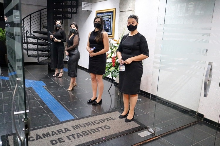 Cerimonial da Câmara fez aferição da temperatura do público e disponibilizou álcool em gel – Foto: Gilson Fernandes/Agência Primaz