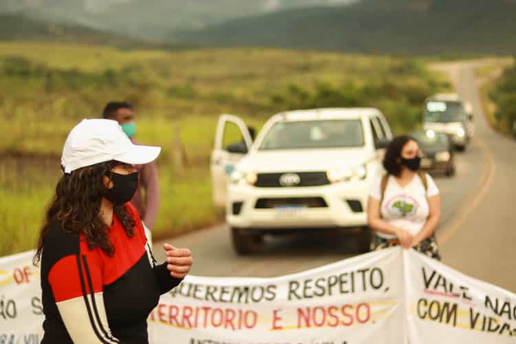 Os atingidos carregaram faixas com suas reivindicações - Foto: Lui Pereira/Agência Primaz
