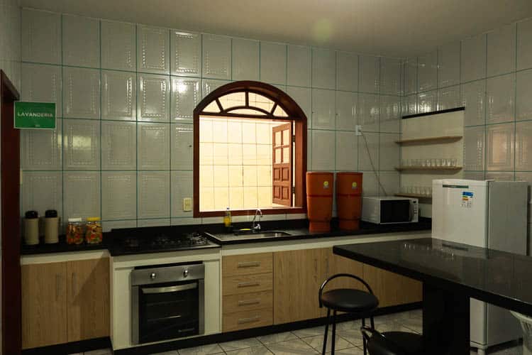 A casa conta com uma cozinha e sala de descanso - Foto: Lui Pereira/Agência Primaz