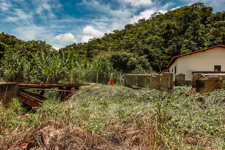 A ponte caída, a escola abandonada e materiais de construção de canalização Constantino - Foto: Lui Pereira/Agência Primaz