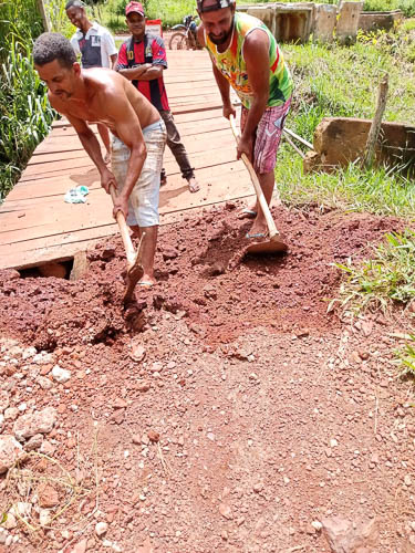 Moradores fazem mutirão para tentar viabilizar a passagem de pedestres - Foto: Ana Salatiel