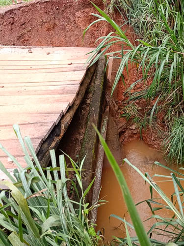 As estruturas das duas pontes caídas, repousam uma sobre a outra no leito do rio - Foto: Ana Salatiel