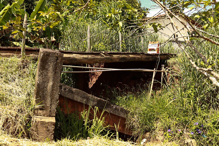 Em Constantino, após a primeira ponte de concreto ruir, outra, de madeira foi construída sobre os escombros - Foto: Lui Pereira/Agência Primaz
