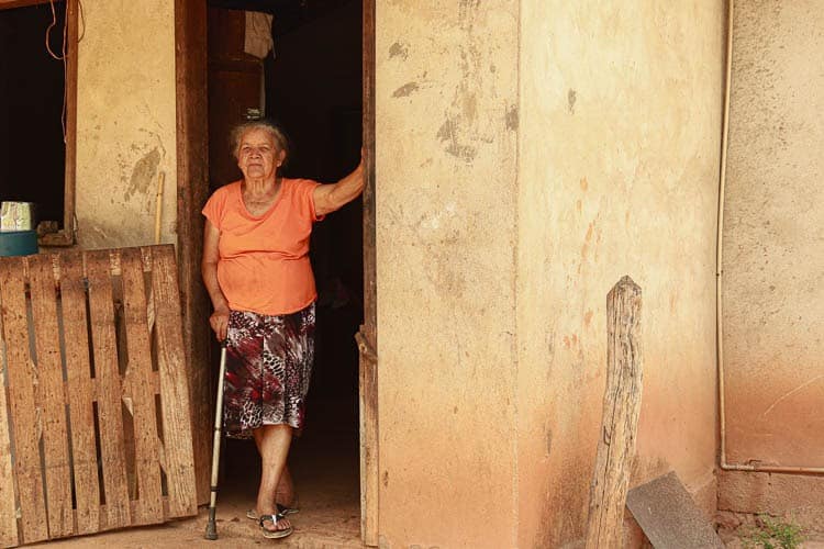 Dona Terezinha tem dificuldades de locomoção e mora após a ponte, carros não chegam próximos à sua casa - Foto: Lui Pereira/Agência Primaz