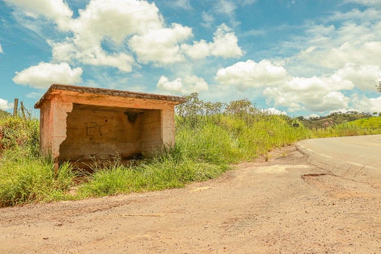 O ponto de ônibus próximo de Constantino está desativado, nenhuma linha passa por ali - Foto: Lui Pereira/Agência Primaz