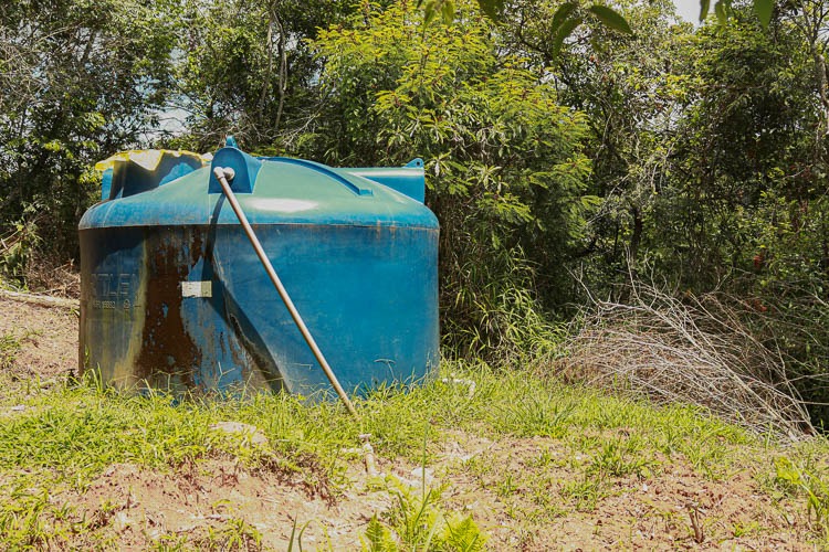 A caixa d'água de 15 mil litros que deveria servir para garantir o abastecimento de Constantino estava completamente vazia - Foto: Lui Pereira/Agência Primaz