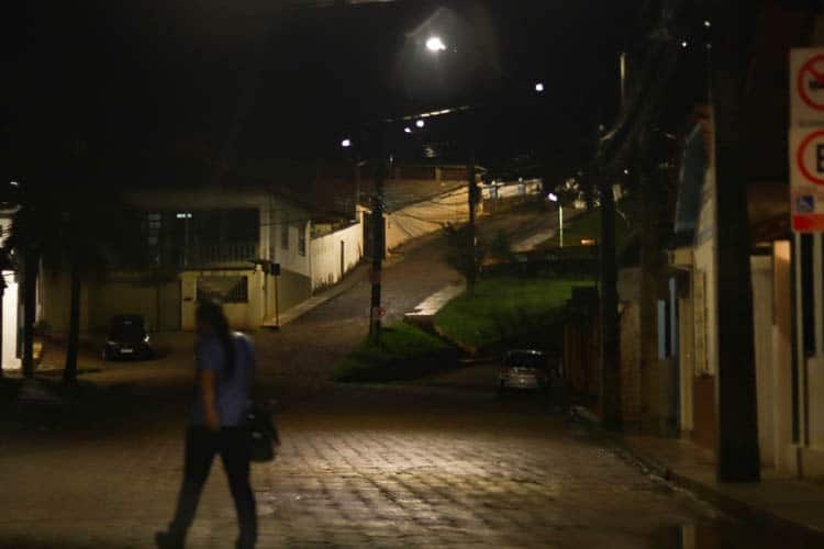 Poucas pessoas circulavam pelas ruas na noite dessa terça-feira - Foto: Lui Pereira/Agência Primaz
