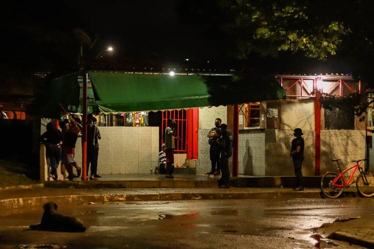 Um trailer foi fechado por agentes de segurança e os clientes foram orientados a ir para casa - Foto: Lui Pereira/Agência Primaz