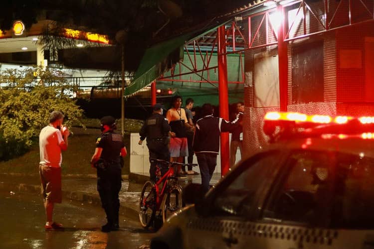 Guardas Municipais dispersam aglomeração em trailer no bairro Colina - Foto: Lui Pereira/Agência Primaz