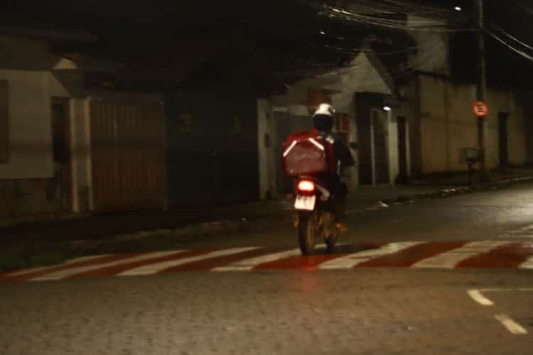 Motoboys estavam liberados para realizarem entregas até as 23h - Foto: Lui Pereira/Agência Primaz