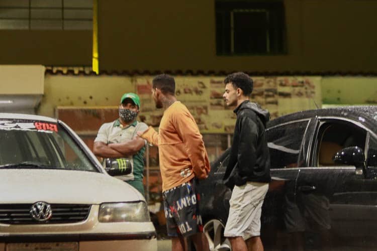 Mesmo com o toque de recolher, algumas pessoas foram flagradas sem máscara de proteção - Foto: Lui Pereira/Agência Primaz
