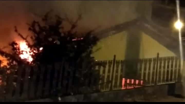 Momento em que anexo do casarão era tomado por chamas, na noite de ontem. Foto: Reprodução do Facebook