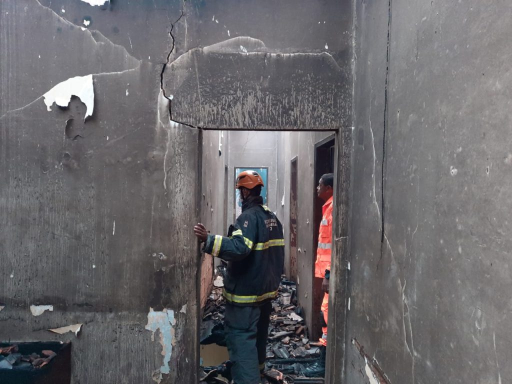 Perícia e brigadistas estiveram, na manhã de hoje no local. Foto: Brigada Municipal do Corpo de Bombeiros de Itabirito