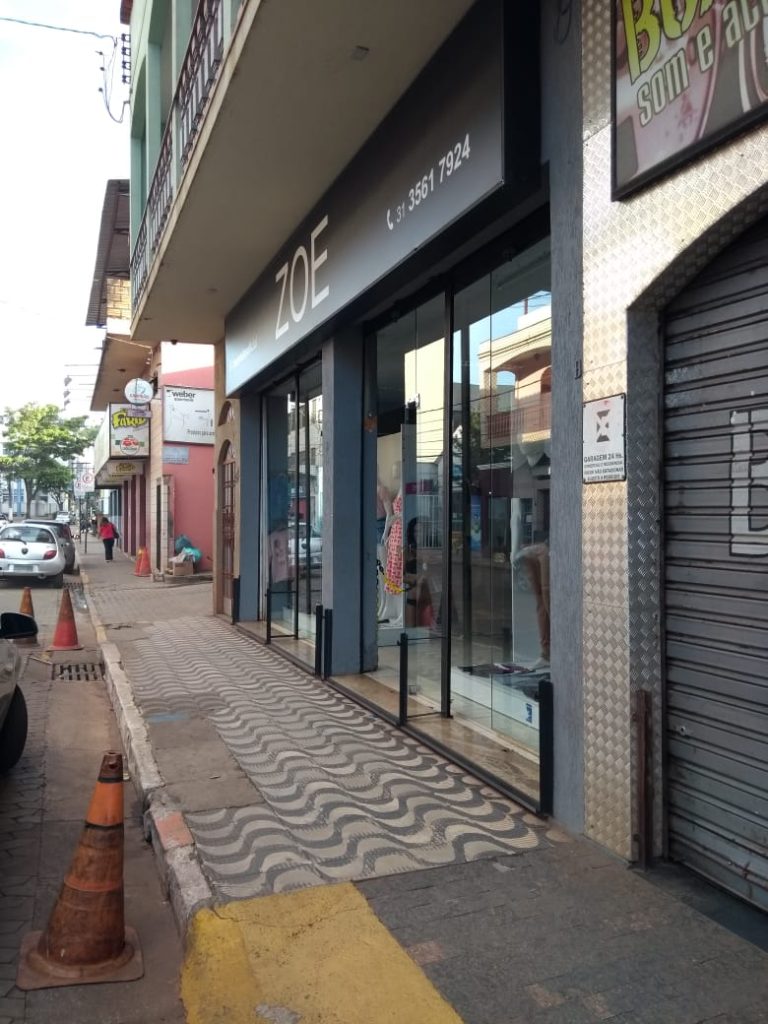 Lojas de roupas, que não são consideradas serviços essenciais, mantém vitrines a mostra com as portas de vidro. Na onda roxa, devem permanecer completamente fechadas. Créditos: Agência Primaz