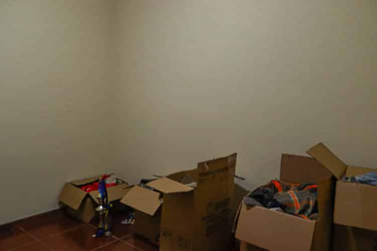 Quase um mês após a mudança, as roupas precisam ser guardadas em caixas de papelão - Foto: Lui Pereira/Agência Primaz