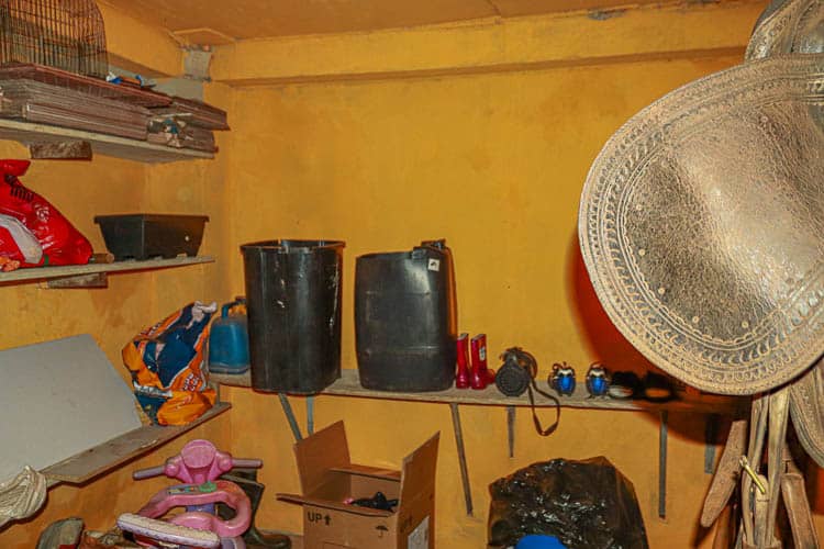 Um dos cômodos não contam com nenhum tipo de iluminação - Foto: Lui Pereira/Agência Primaz