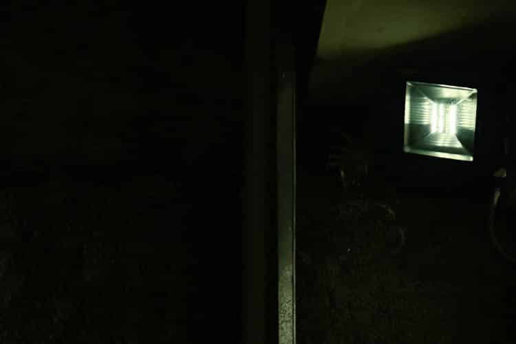 O refletor da área externa está avariado - Foto: Lui Pereira/Agência Primaz