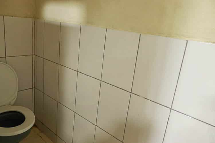 Um dos banheiros da casa não contam com pia - Foto: Lui Pereira/Agência Primaz