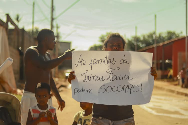 Manifestantes pediram a remoção de moradores da Rua Irineu Faria - Foto: Lui Pereira/Agência Primaz